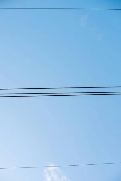 電力変圧器の電源ライン青い空の背景テキストの最小コピースペース — ストック写真