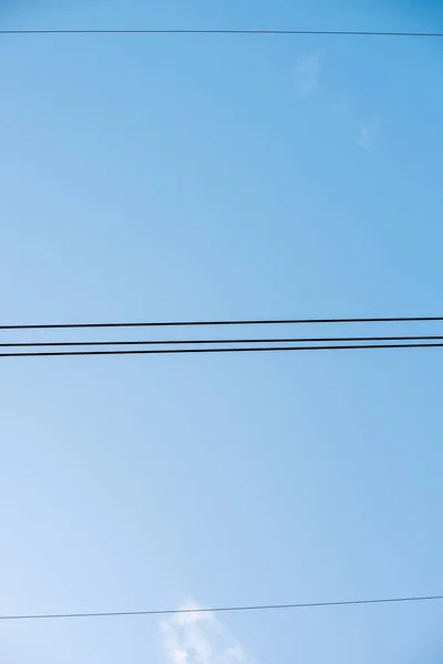 Metin için elektrik transformatör güç hatları mavi gökyüzü arkaplanı minimal kopya alanı