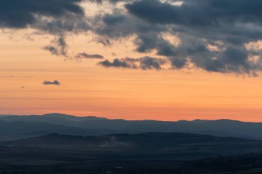Muhteşem manzara günbatımı bulutlar kırmızı turuncu dağlar sis endüstriyel binalar kirli hava kirliliği bulgaria sofia metin kopyalama alanı