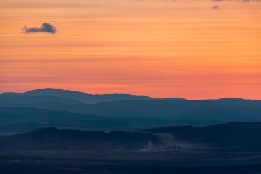 Muhteşem manzara günbatımı bulutlar kırmızı turuncu dağlar sis endüstriyel binalar kirli hava kirliliği bulgaria sofia metin kopyalama alanı