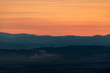 Muhteşem manzara günbatımı bulutlar kırmızı turuncu dağlar sis endüstriyel binalar kirli hava kirliliği bulgaria sofia metin kopyalama alanı