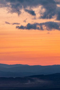 Muhteşem manzara günbatımı bulutlar kırmızı turuncu dağlar sis endüstriyel binalar kirli hava kirliliği bulgaria sofia metin kopyalama alanı
