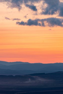 Muhteşem manzara günbatımı bulutlar kırmızı turuncu dağlar sis endüstriyel binalar kirli hava kirliliği bulgaria sofia metin kopyalama alanı