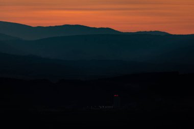 Koyu dramatik manzara sisi tepeleri dağlar renkler turuncu mavi kontrast doğa güzellik kırsal karşıtlık metin için kopyalama alanı
