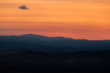 Koyu dramatik manzara sisi tepeleri dağlar renkler turuncu mavi kontrast doğa güzellik kırsal karşıtlık metin için kopyalama alanı
