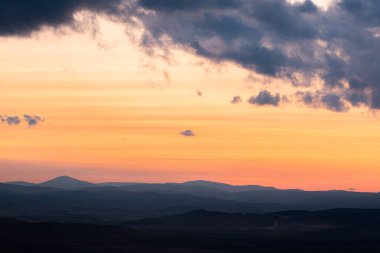 Muhteşem manzara günbatımı bulutlar kırmızı turuncu dağlar sis endüstriyel binalar kirli hava kirliliği bulgaria sofia metin kopyalama alanı