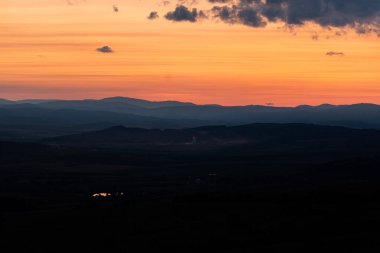 Muhteşem manzara günbatımı bulutlar kırmızı turuncu dağlar sis endüstriyel binalar kirli hava kirliliği bulgaria sofia metin kopyalama alanı