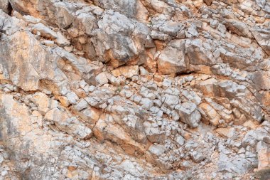 Kusursuz kaya dokusu. Turuncu tepe. Sıcak, güneşli zıtlık.
