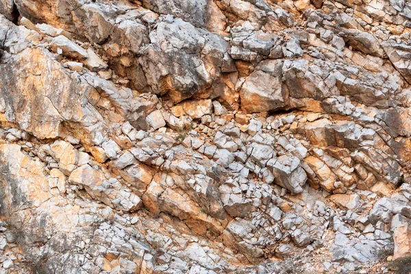 Kusursuz kaya dokusu. Turuncu tepe. Sıcak, güneşli zıtlık.