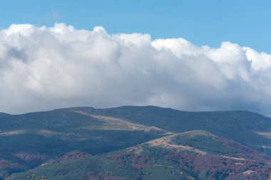 Sonbahar sisli hava karamsar gökyüzü kırsal dağ ormanları bulgaria metin için kopyalama alanı