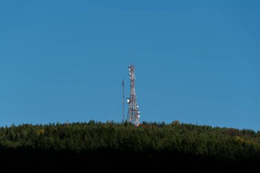 Forest Hill 'in tepesinde bir telekomünikasyon kulesi. Açık mavi gökyüzü reklam metinleri için bir sürü kopya alanı var.