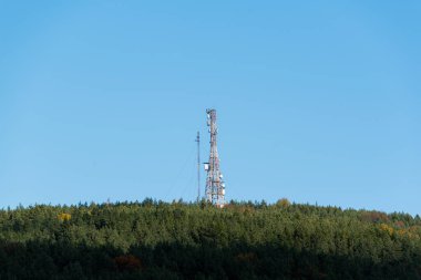 Forest Hill 'in tepesinde bir telekomünikasyon kulesi. Açık mavi gökyüzü reklam metinleri için bir sürü kopya alanı var.