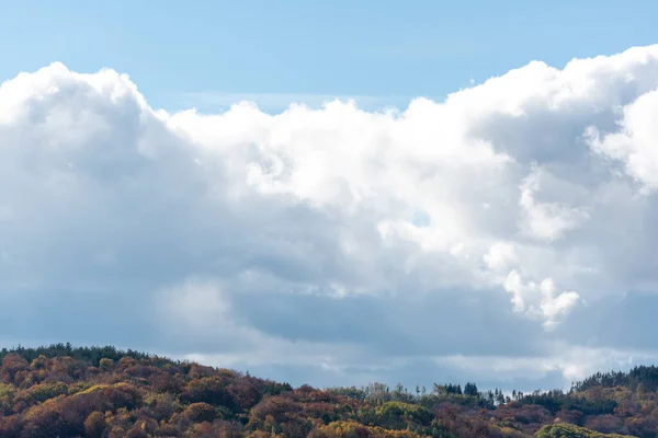 Jesienny Krajobraz Chłopięcym Humorzastym Niebem Wiejskie Góry Las Bułgarski Kopia — Zdjęcie stockowe