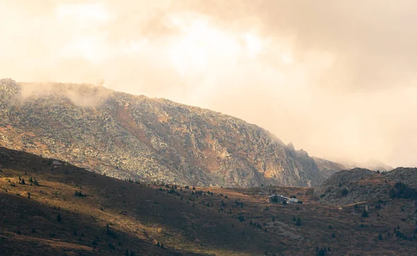 Herfst Landschap Bergen Bewolkte Dag Zonnestralen Houten Huisje Een Heuvelrug — Stockfoto