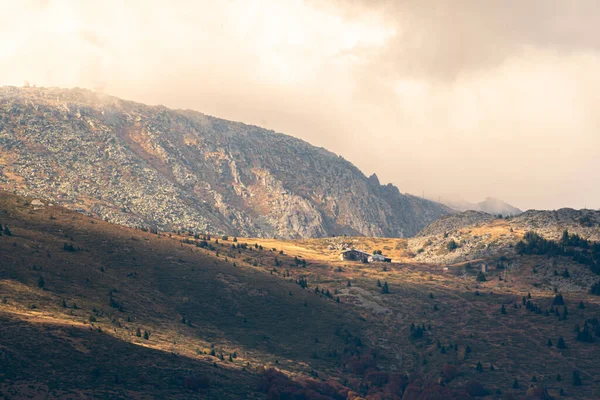 Herfst Landschap Bergen Bewolkte Dag Zonnestralen Houten Huisje Een Heuvelrug — Stockfoto