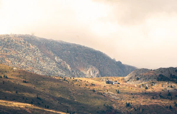 Sonbahar manzarası dağlarda bulutlu gün ışığı güneş ışınları dağ sırtındaki ahşap kulübe sıcacık doğa vitosha bulgaria metin için kopyalama alanı