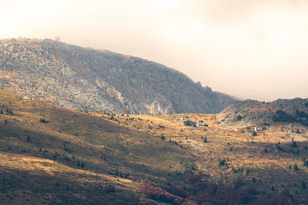 Herfst Landschap Bergen Bewolkte Dag Zonnestralen Houten Huisje Een Heuvelrug — Stockfoto