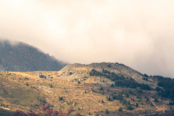 Herfst Landschap Bergen Bewolkte Dag Zonnestralen Houten Huisje Een Heuvelrug — Stockfoto