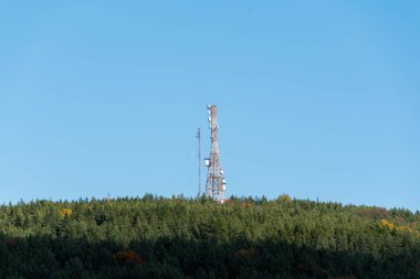 Forest Hill 'in tepesinde bir telekomünikasyon kulesi. Açık mavi gökyüzü reklam metinleri için bir sürü kopya alanı var.