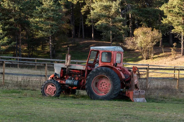 Alter Roter Traktor Neben Ranch Herbst Einem Sonnigen Tag Ländliche — Stockfoto
