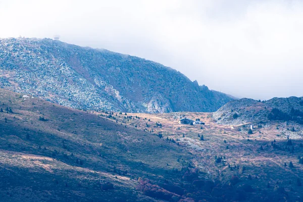 Misty Blauwe Koude Berg Lodge Rotsachtige Heuvel Hoge Schaarse Zonnestralen — Stockfoto