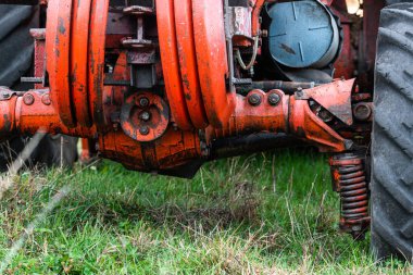 Şok emici sürat traktör ön lastik nadir kırmızı paslı Rus araç tarım açık hava keskin odaklı sonbahar