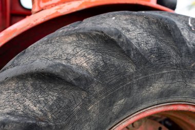 Bulgaristan 'ın kırsal kesiminde tarım sonbahar hasadı için traktör tekerlek elle yoklama modeline yakın büyük kirli eski Rus paslı makine taşımacılığı