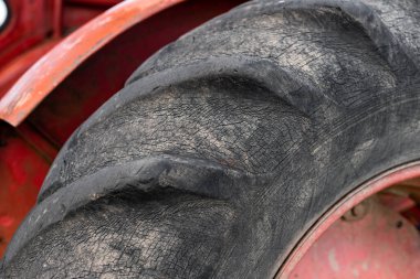 Bulgaristan 'ın kırsal kesiminde tarım sonbahar hasadı için traktör tekerlek elle yoklama modeline yakın büyük kirli eski Rus paslı makine taşımacılığı