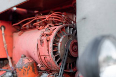 Kırmızı traktör yakıt enjektörlerinin kapatılması, dört silindirli dizel motor ayrıntıları, Bulgaristan 'ın kırsal kesimlerinde sonbaharda yoğun olarak ele alınıyor