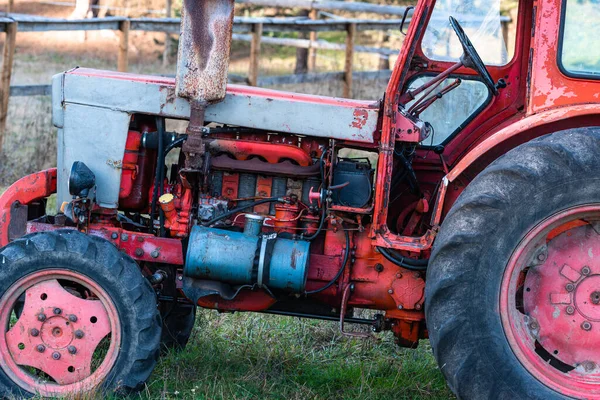 Gamla Silver Målade Diesel Tank Röd Vintage Ryska Traktor Motor — Stockfoto