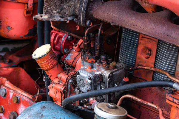 Klasik motor traktör sistemi kısmen eski dizel motor ağır makine yakın çekim grunge paslı kırmızı soyut detay keskin seçici odaklı tarım