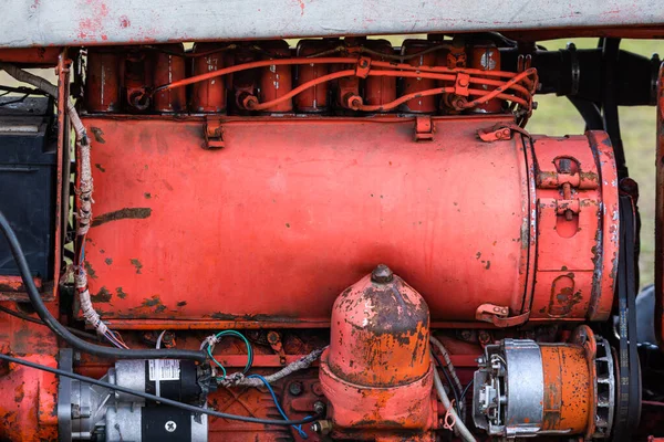 Nahaufnahme Eines Vierzylinder Dieseltraktormotors Mit Sichtbarem Riemen Rostigen Hydraulikteilen Und — Stockfoto