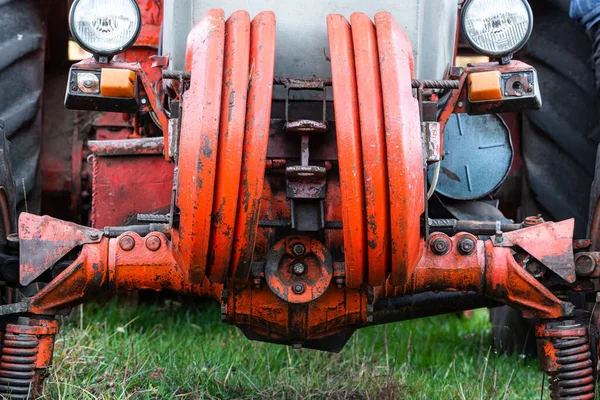 Framifrån Strålkastare Gamla Vintage Röd Rostig Traktor Skarp Fokus Detaljer — Stockfoto