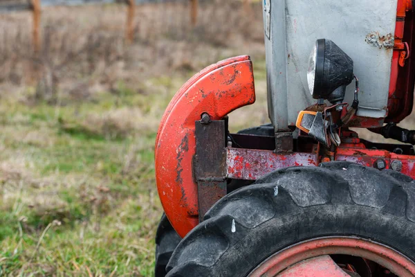 Seitenansicht Der Stirnlampe Auf Alten Roten Rostigen Traktor Scharfe Fokus — Stockfoto