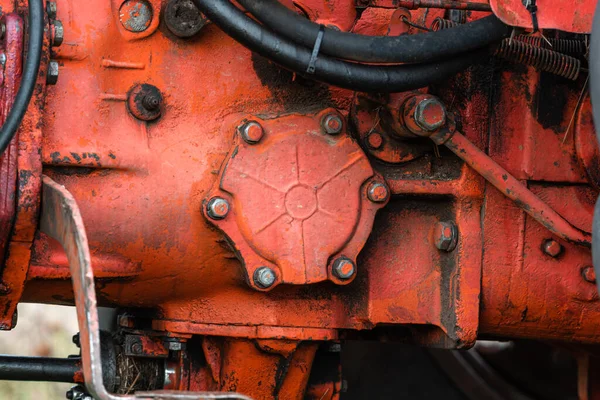 红色锈蚀拖拉机抽象特写镜头上的螺栓和电线 带有尖锐的选择性焦油色彩艳丽的秋收细节 — 图库照片