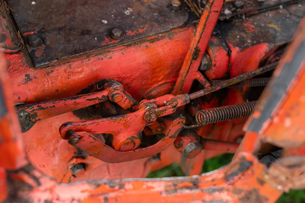 Nahaufnahme Des Hydraulischen Mechanismus Feder Und Verkabelung Auf Alten Rostigen — Stockfoto