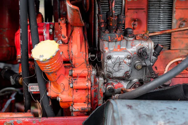 保加利亚农村牧场老旧拖拉机发动机红色生锈的抽象细节与尖锐选择性焦油的闭合侧视图 — 图库照片