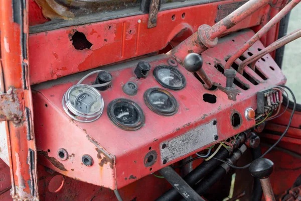 Nahaufnahme Des Armaturenbretts Eines Alten Rostigen Russischen Traktors Bei Der — Stockfoto