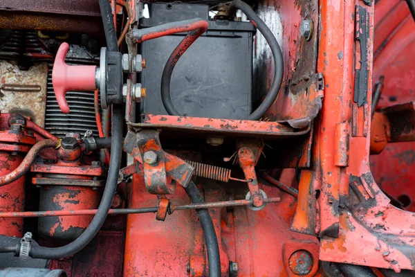 Klasik motor traktör sistemi kısmen eski dizel motor ağır makine yakın çekim grunge paslı kırmızı soyut detay keskin seçici odaklı