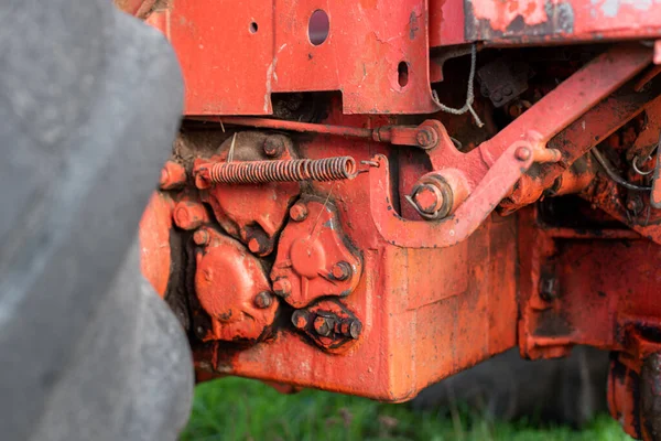 Närbild av hydraulisk mekanism fjäder och ledningar på gamla rostiga ryska traktor med fett olja höst skörd maskiner — Stockfoto