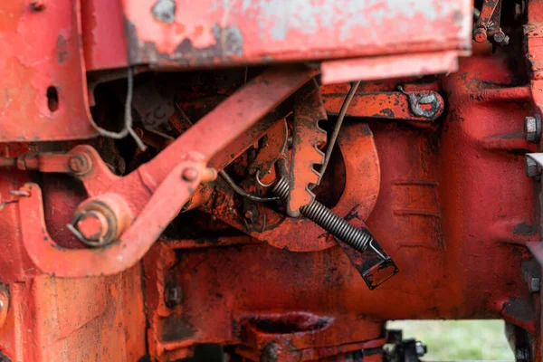 润滑油秋季收获机械液压机构弹簧闭锁及生锈的俄罗斯旧拖拉机接线 — 图库照片