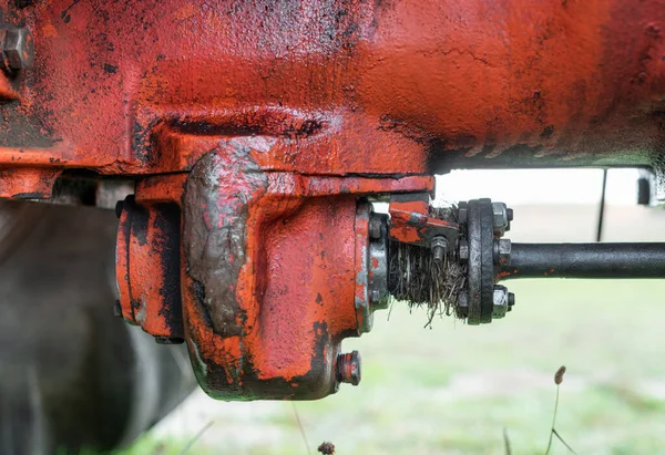 Närbild av gamla röda rostiga traktor överföring differential på ryska jordbruket transportmaskin historiska under hösten skörd — Stockfoto