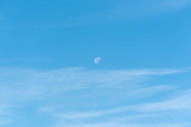 Parlak mavi gökyüzü ile ay ve bulutlar, gökyüzü ve ay