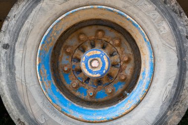 Pas kaplı eski bir kamyonun tekerleği