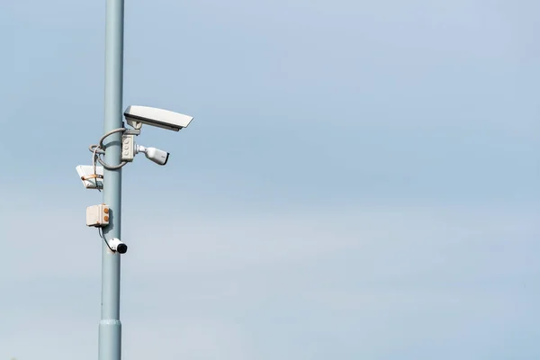 Beveiliging Cctv Camera Een Paal Met Blauwe Lucht Achtergrond — Stockfoto