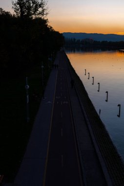 Sonbahar manzarası güzel romantik park kürek çeken kanalı renkli günbatımı karanlık doğal arkaplan metin için kopyalama alanı ile