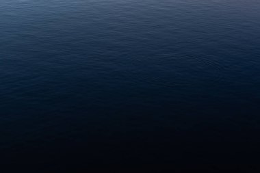 Derin mavi su dalgalanma dokusu, metin için kopyalama alanı ile canlı monokrom