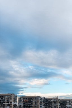 Plovdiv 'in panoramik manzarası yüksek apartman kompleksleri bulutlu gökyüzünün altında yükseliyor.