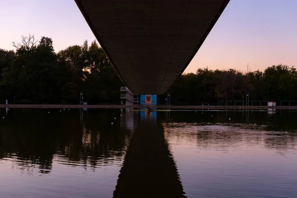 橋の上に活気のある紫色の夕日水ボート運河テキストのためのコピースペース — ストック写真
