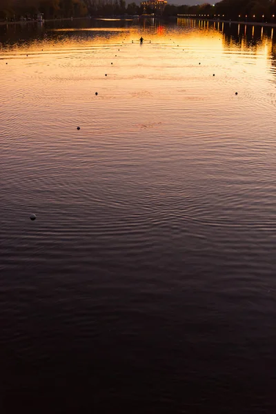Einsam Kanu Kajak Erstellen Von Wasser Wellen Ruhigen Sonnenuntergang Wasserkanal — Stockfoto